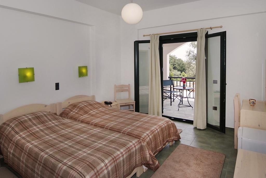 Eri Rooms To Let Raches  Екстериор снимка